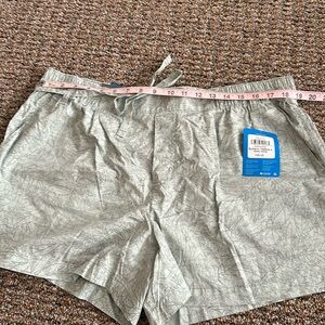 BNWT Columbia Short Court -XL